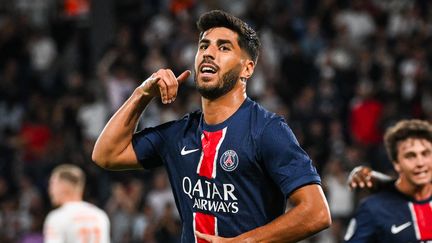 Marco Asensio célèbre son but lors du large succès du PSG face à Montpellier (6-0) le 23 août 2024, au Parc des Princes. (AFP)