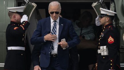 Le président américain Joe Biden, alors qu'il marche pour monter à bord d'Air Force One, à l'aéroport international O'Hare de Chicago (Illinois, Etats-Unis), le 28 juin 2023. (ANDREW CABALLERO-REYNOLDS / AFP)