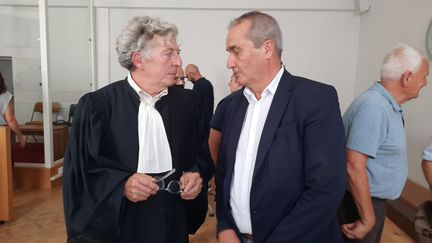 Le maire de L'Houmeau, Jean-Luc Algay, s'entretient avec son avocat après la condamnation de son agresseur, le 18 septembre. (Julien Fleury / France Bleu La Rochelle)