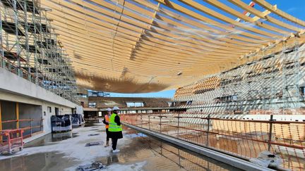 Le futur centre aquatique des Jeux de Paris 2024, avec&nbsp;la plus grande charpente au monde d'une portée de 90 mètres de long. (FABRICE RIGOBERT / RADIO FRANCE)