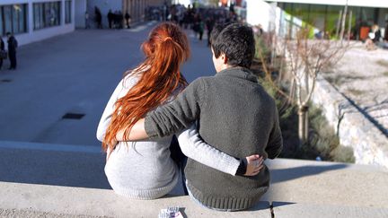 Un couple dans un lycée de Montpellier (Hérault), le 25 janvier 2013. (MAXPPP)