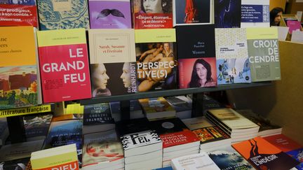 Des romans placés sur la table d'un libraire à l'occasion de la rentrée littéraire, le 30 août 2023. (JEAN-MICHEL DELAGE / HANS LUCAS)