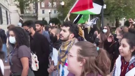 La guerre entre Israël et le Hamas résonne à travers le monde, notamment sur les campus des universités américaines, avec une tension extrêmement vive, ne laissant souvent pas place au débat. Reportage. (FRANCE 2)