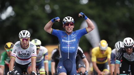 Mark Cavendish lève les bras pour la 31e fois sur le Tour de France, le 29 juin 2021 à Fougères. (GUILLAUME HORCAJUELO / AFP)