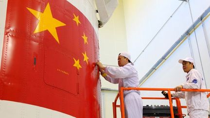 Le 19 novembre 1999, le premier vol du vaisseau spatial Shenzhou 1 est lancé dans l'espace sans équipage. En 2001, Shenzhou II ne transporte que des petits animaux. En 2002, Shenzhou III et IV ne servent qu’à tester les équipements et à faire quelques expériences. (AFP/Imaginechina/Xu Haihan)