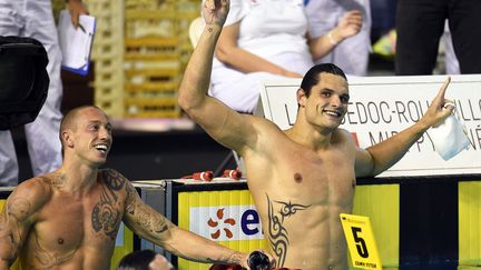 Florent Manaudou, heureux vainqueur du 50m nage libre des championnats de France, devant Frédérick Bousquet (PASCAL GUYOT / AFP)