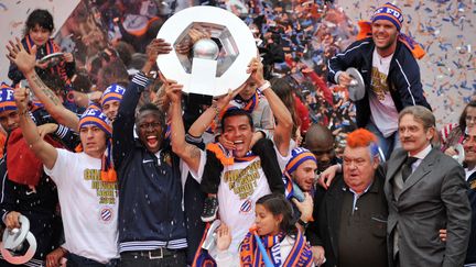 Les Montpelli&eacute;rains soul&egrave;vent le troph&eacute;e qui r&eacute;compense les champions de France sur la place de la Com&eacute;die &agrave; Montpellier, le 21 mai 2012. (GERARD JULIEN / AFP)