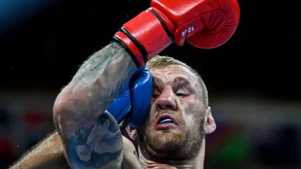 Ouch ! Le boxeur croate Luka Plantic reçoit un direct au visage de son adversaire jordanien&nbsp;Odai Riyad Adel Alhindawi lors de leur combat dans le tournoi des lourds-légers des Jeux de Tokyo, le 25 juillet 2021. (LUIS ROBAYO / AFP)