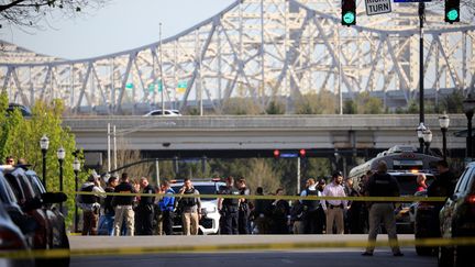 Des membres des forces de l'ordre interviennent à Louisville, dans le Kentucky, le 10 avril 2023. (LUKE SHARRETT / GETTY IMAGES NORTH AMERICA / AFP)