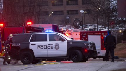 Des policiers et équipes de secours interviennent sur les lieux d'une fusillade à Milwaukee dans le Wisconsin (Etats-Unis), le 26 février 2020.&nbsp; (NUCCIO DINUZZO / GETTY IMAGES NORTH AMERICA / AFP)