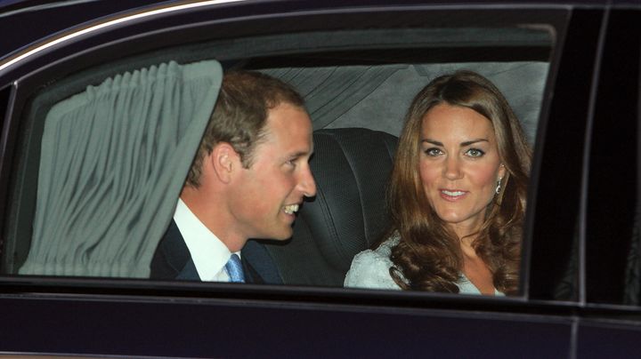 Le prince William et son &eacute;pouse, Kate Middleton, le 13 septembre &agrave; l'a&eacute;roport de Kuala Lumpur (Malaisie). (SHAMSHAHRIN SHAMSUDIN / POOL)