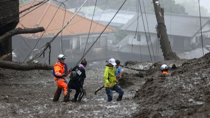 Des résidents secourus par des pompiers à Atami (Japon), le 3 juillet 2021. (HIROTO SEKIGUCHI / YOMIURI)