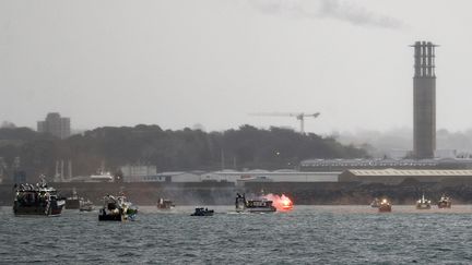 Des bateaux de pêche français devant le port de Saint-Helier, sur l'île de Jersey, le 6 mai 2021. (SAMEER AL-DOUMY / AFP)