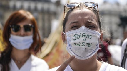 Des soignants participent à une manifestation pour de meilleures conditions de travail dans les services d'urgence, à Paris le 6 juin 2019. (AURORE MESENGE / AFP)