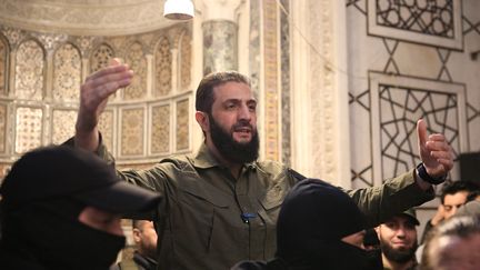 Le chef du HTS (Hayat Tahrir al-Sham) Abou Mohammed al-Joulani, le 8 décembre 2024, en Syrie. (AREF TAMMAWI / AFP)