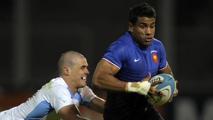 Le centre du XV de France&nbsp;Wesley Fofana se fait tacler par le joueur argentin des Pumas Ignacio Mieres pendant la rencontre &agrave; Cordoba (Argentine) le 16 juin 2012. (JUAN MABROMATA / AFP)