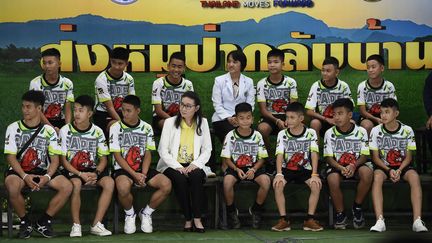 Les enfants&nbsp;rescapés de la grotte de&nbsp;Tham Luang (Thaïlande), en conférence de presse, le 18&nbsp;juillet 2018 à Chiang Rai.&nbsp;
 (LILLIAN SUWANRUMPHA / AFP)