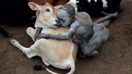 ils étaient déjà avec les vaches lors de mon précédent séjour chez les Suri. Pourtant, ils ne sont pas bien vieux... Au fil de mes voyages, je vois évoluer les jeunes pasteurs, de la prime enfance à l'adolescence. De temps en temps, je ne les trouve pas : parfois personne ne sait où ils sont allés, parfois il est impossible de suivre le troupeau, parti trop loin de la piste», raconte Hans Silvester. (Hans Silvester )