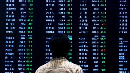 L'&eacute;volution des indices cot&eacute;s &agrave; la Bourse de Tokyo (Japon), le 29 juin 2015. (THOMAS PETER / REUTERS)