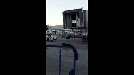 Un passager saute sur le tarmac de l'aéroport de Madrid-Barajas (Espagne), le 5 août 2016. (FACEBOOK)