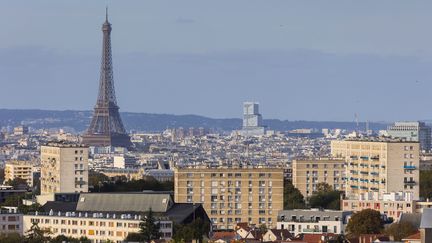 Des immeubles parisiens devant la tour Eiffel, le 4 octobre 2023. (VINCENT ISORE / MAXPPP)