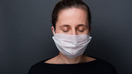 Une femme pose avec un masque, le 31 mars 2020, à Leipzig (Allemagne). (KIRSTEN NIJHOF / DPA-ZENTRALBILD / AFP)