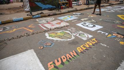 Cliché, pris le 28 avril 2019, de dessins peints récemment dans la rue lors des manifestations devant le quartier général de l'armée à Khartoum, la capitale soudanaise.&nbsp; (OZAN KOSE / AFP)