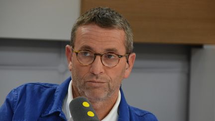 Guy Birenbaum dans le studio 221 à Radio France (Jean-Christophe Bourdillat / Radio France)