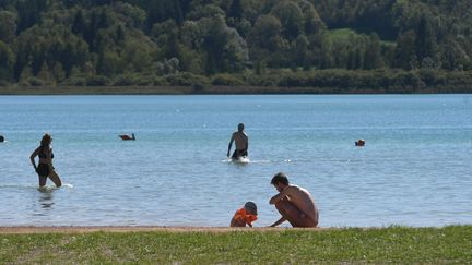 Le lac de Clairvaux en septembre 2022. Photo d'illustration. (PHILIPPE TRIAS / MAXPPP)