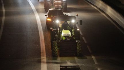 Des dizaines de tracteurs se mobilisent et bloquent partiellement la RN 118 à Vélizy-Villacoublay (Yvelines), le 17 novembre 2024. (MOHAMAD SALAHELDIN ABDELG ALSAYE / ANADOLU / AFP)