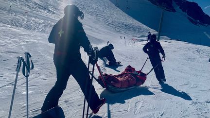 Des sauveteurs de montagne portent assistance à un skieur sur le domaine des 2 Alpes, le 14 avril 2022. Photo d'illustration. (LP/ AURÉLIE AUDUREAU / MAXPPP)