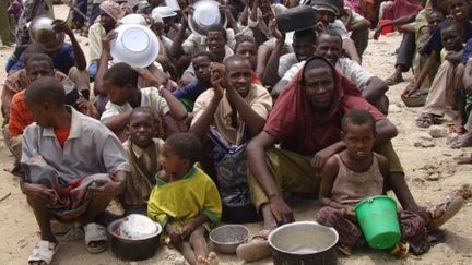 Des Somaliens attendent la distribution alimentaire, le 28 juillet 2011. (AFP PHOTO/MUSTAFA ABDI)