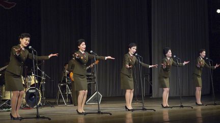 La Cor&eacute;e du Nord comm&eacute;morera le premi&egrave;re anniversaire de la mort de Kim-Jong-il, le 17 d&eacute;cembre 2011. Des &eacute;v&eacute;nements sont organis&eacute;s un peu partout cette semaine, comme avec ces militaires qui chantent devant des &eacute;tudiants nord-cor&eacute;ens. (KCNA / REUTERS)