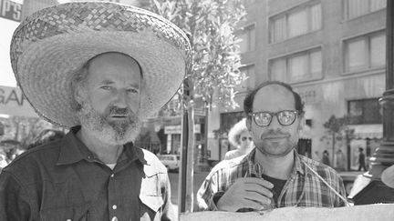 Le poète Lawrence&nbsp;Ferlinghetti (à gauche) au côté d'Allen Ginsberg, en août 1971, à San Francisco (Californie, Etats-Unis). (SAL VEDER / AP / SIPA)