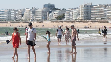 Les habitants de Pornichet (Loire-Atlantique) profitent de la plage pendant le premier week-end de déconfinement, le 16 mai 2020.&nbsp; (ESTELLE RUIZ / NURPHOTO / AFP)