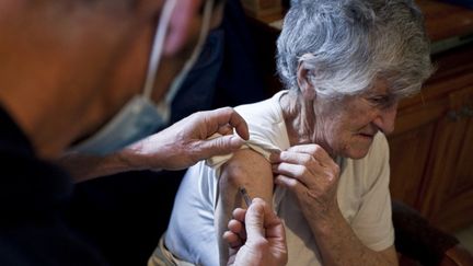 Une patiente se fait vacciner contre la grippe à Briançon (Hautes-Alpes), le 22 novembre 2021. (THIBAUT DURAND / HANS LUCAS / AFP)