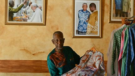 La chance va vraiment lui sourire quand la chanteuse sud-africaine Miriam Makeba, grande voix de la lutte anti-apartheid, de passage en Côte d’Ivoire, va lui acheter quelques chemises et en offrir une à son ami le président Nelson Mandela. En 1994, lors d'une visite officielle en France, Nelson Mandela qui porte alors la chemise va donner une visibilité internationale et une publicité extraordinaire à la marque. Dans les jours suivants, les boutiques Pathé'O sont dévalisées par les clients.&nbsp;&nbsp; (ISSOUF SANOGO / AFP)