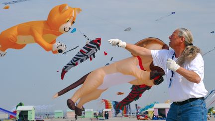 Les rencontres internationales de cerfs-volants dans la station baln&eacute;aire de Berck-sur-Mer (Pas-de-Calais), le&nbsp;19 avril 2011. (PHILIPPE HUGUEN / AFP)