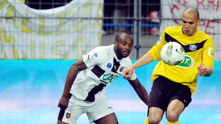 Le joueur de Rennes Mevlut Erding contre le d&eacute;fenseur de Quevilly Cedric Vanoukia pendant la demi-finale de la Coupe de France le 11 avril 2012 &agrave; Caen (Calvados). (JEAN-FRANCOIS MONIER / AFP)