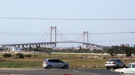 Maputo était coupée du sud du pays par une sorte de grand bras de mer qui s'enfonce dans les terres. Le pont suspendu permet maintenant de relier la capitale du pays avec la rive Sud de ce bras de mer, facilitant les liaisons avec le sud du pays et surtout l'Afrique du Sud.  (ROBERTO MATCHISSA / AFP)