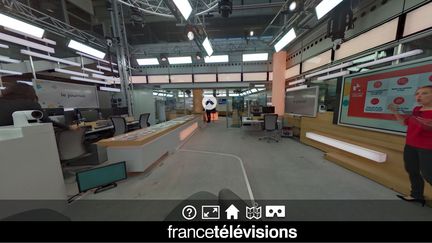 Le plateau de la chaîne franceinfo, canal 27 de la TNT (FRANCE TELEVISIONS)