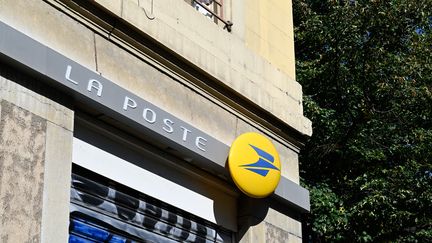 La façade d'une Poste à Lyon, le 14 septembre 2024. (MATTHIEU DELATY / HANS LUCAS / AFP)