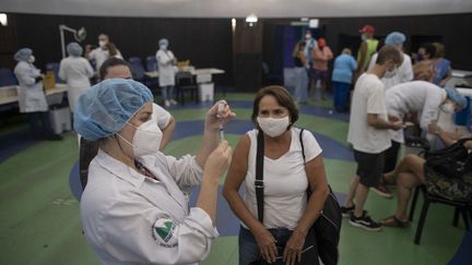 Une&nbsp;soignante&nbsp;prépare une dose du vaccin contre le Covid-19 CoronaVac à Rio de Janeiro, le 31 mars 2021. Photo d'illustration. (MAURO PIMENTEL / AFP)