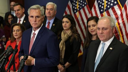 Kevin McCarthy,&nbsp;représentant&nbsp;républicain de Californie&nbsp;et les membres de son équipe, dans le centre des visiteurs du Capitole des États-Unis, le 15 novembre 2022. (ALEX WONG / AFP)