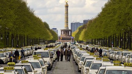 Gr&egrave;ve des chauffeurs de taxis &agrave; Berlin&nbsp;(Allemagne) pour protester contre les tarifs impos&eacute;s avec l'ouverture du nouvel a&eacute;roport, le 23 avril 2012. (THOMAS PETER / REUTERS)