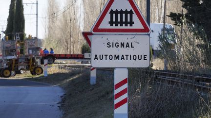 Deux témoins, qui se trouvaient en voiture de l'autre côté du passage à niveau, ont affirmé aux gendarmes que les barrières étaient fermées au moment de la collision et que la conductrice du car avait forcé le passage. (RAYMOND ROIG / AFP)