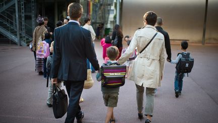 Des parents am&egrave;nent leurs enfants &agrave; l'&eacute;cole, &agrave; Paris, le 3 septembre 2013,&nbsp;jour de la rentr&eacute;e scolaire. (MARTIN BUREAU / AFP)