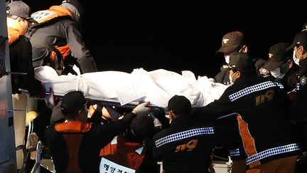 Un corps est extrait du ferry naufrag&eacute; en Cor&eacute;e du Sud, le 19 avril 2014. (© ISSEI KATO / REUTERS / X90003)