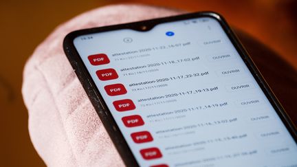 Plusieurs attestations de sortie téléchargées sur un téléphone, durant l'épidémie de Covid-19, le 24&nbsp;novembre 2020. (LILIAN CAZABET / HANS LUCAS / AFP)