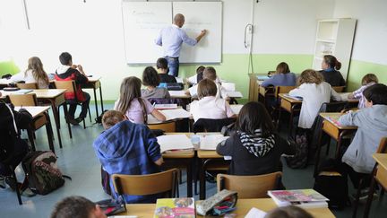 Le Syndicat national des collèges et lycées s'inquiète de l'augmentation du nombre d'élèves par classe. (DAMIEN MEYER / AFP)